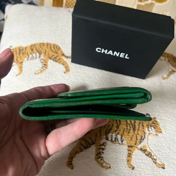 CHANEL rare colorway Green compact wallet - Picture 7 of 12